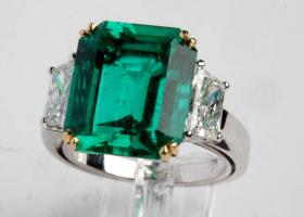 Anello Smeraldo 
anello in oro biano 18Kt smeraldo colombiano e diamanti taglio trapezio