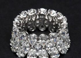 Anello Diamanti Fantasia
nello fascia morbida in oro bianco 18Kt e diamanti taglio goccia e marquise