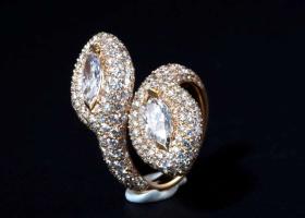 Anello Diamanti Marquise
anello contrarie in oro rosa 18kt due diamanti taglio marquise e pave' di brillanti