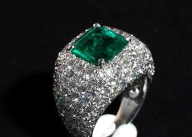 Anello Fascia Smeraldo
 anello in oro bianco 18 kt Smeraldo colombiano taglio smeraldo montaura pave' di brillanti