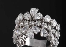Anello Fascia Goccie
anello fascia in oro bianco 18kt diamanti taglio a goccia etaglio brillante.
