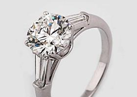 Anello solitario brillante
anello solitario Griffe in oro 18kt con diamante taglio brillante e due diamanti laterali. Disponibile da 0.50 ct.