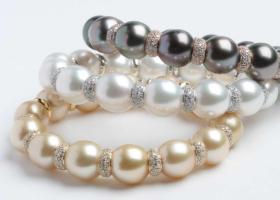 Bracciali di perle
Bracciali con perle Australiane, Thaiti e Gold in oro 18 Kt bianco, rosa e giallo con pavè di diamanti