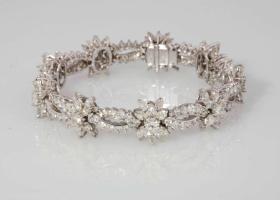 Bracciale
Bracciale vintage anni 60 in platino e diamanti taglio brillante marquise e goccie